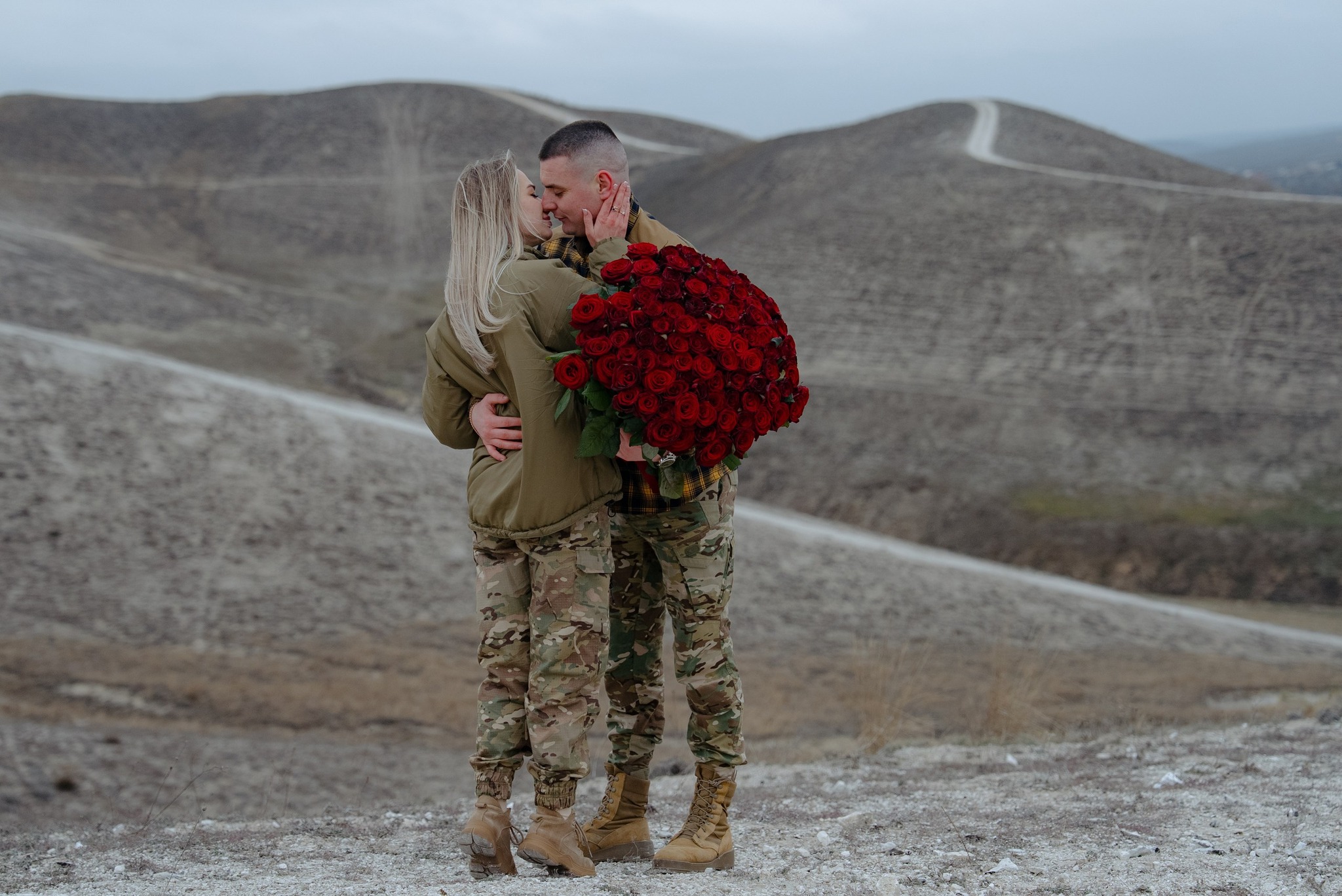 Військовий зробив пропозицію коханій на крейдяних горах Донбасу. Фото - фото 3
