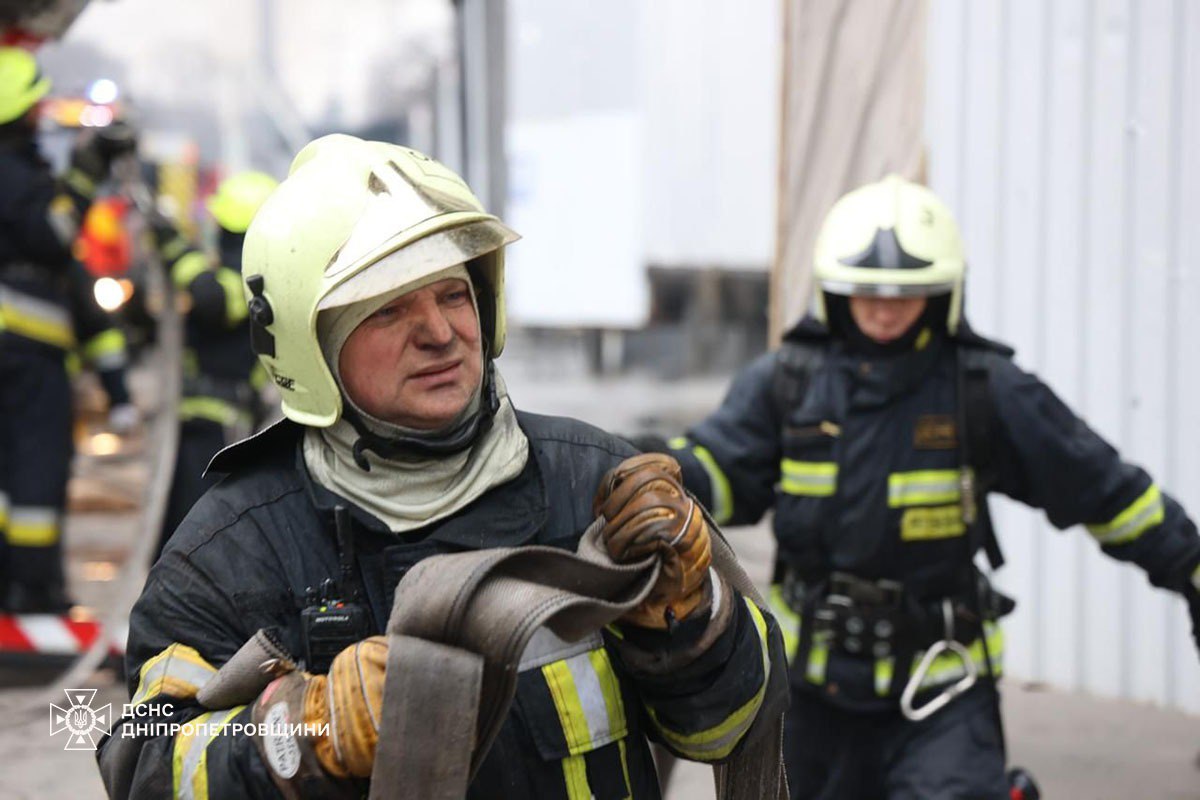 Склади з ліками і шинами горять у Дніпрі: задіяли авіацію - фото 3