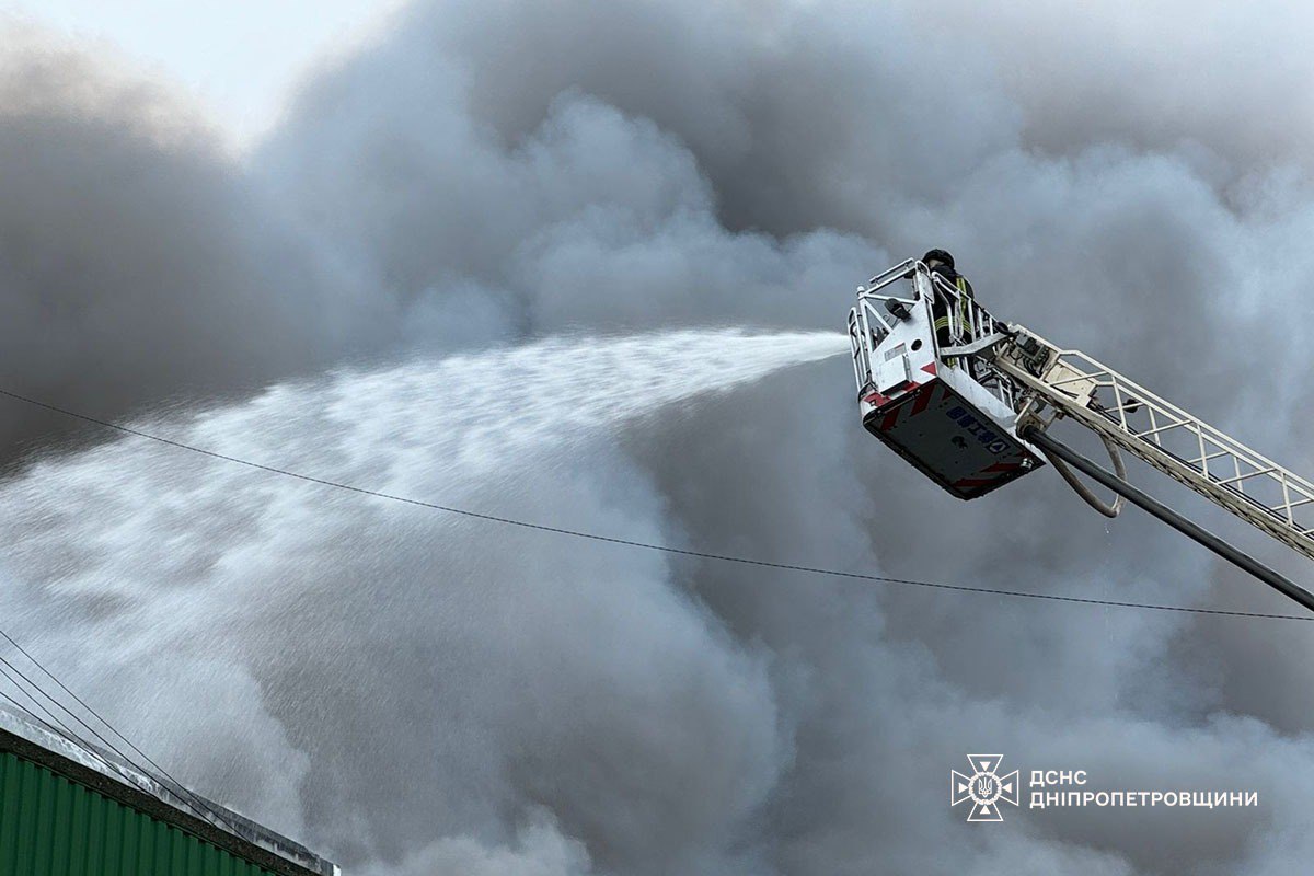 Склади з ліками і шинами горять у Дніпрі: задіяли авіацію - фото 4