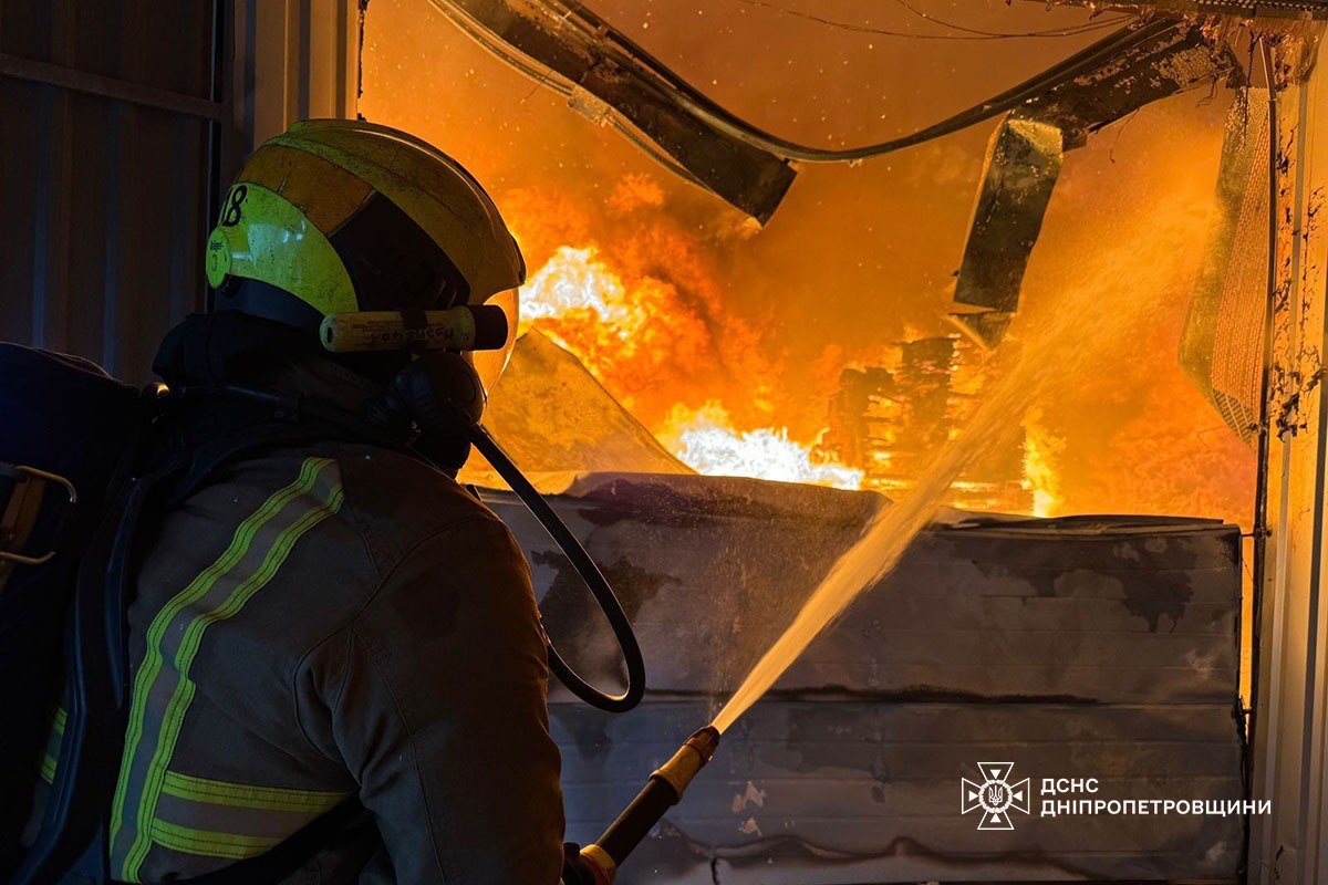 Склади з ліками і шинами горять у Дніпрі: задіяли авіацію