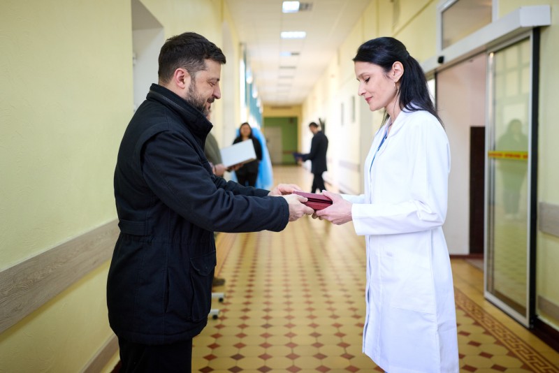 Зеленський зустрівся з пораненими воїнами й медиками, які допомагають їм відновлюватися