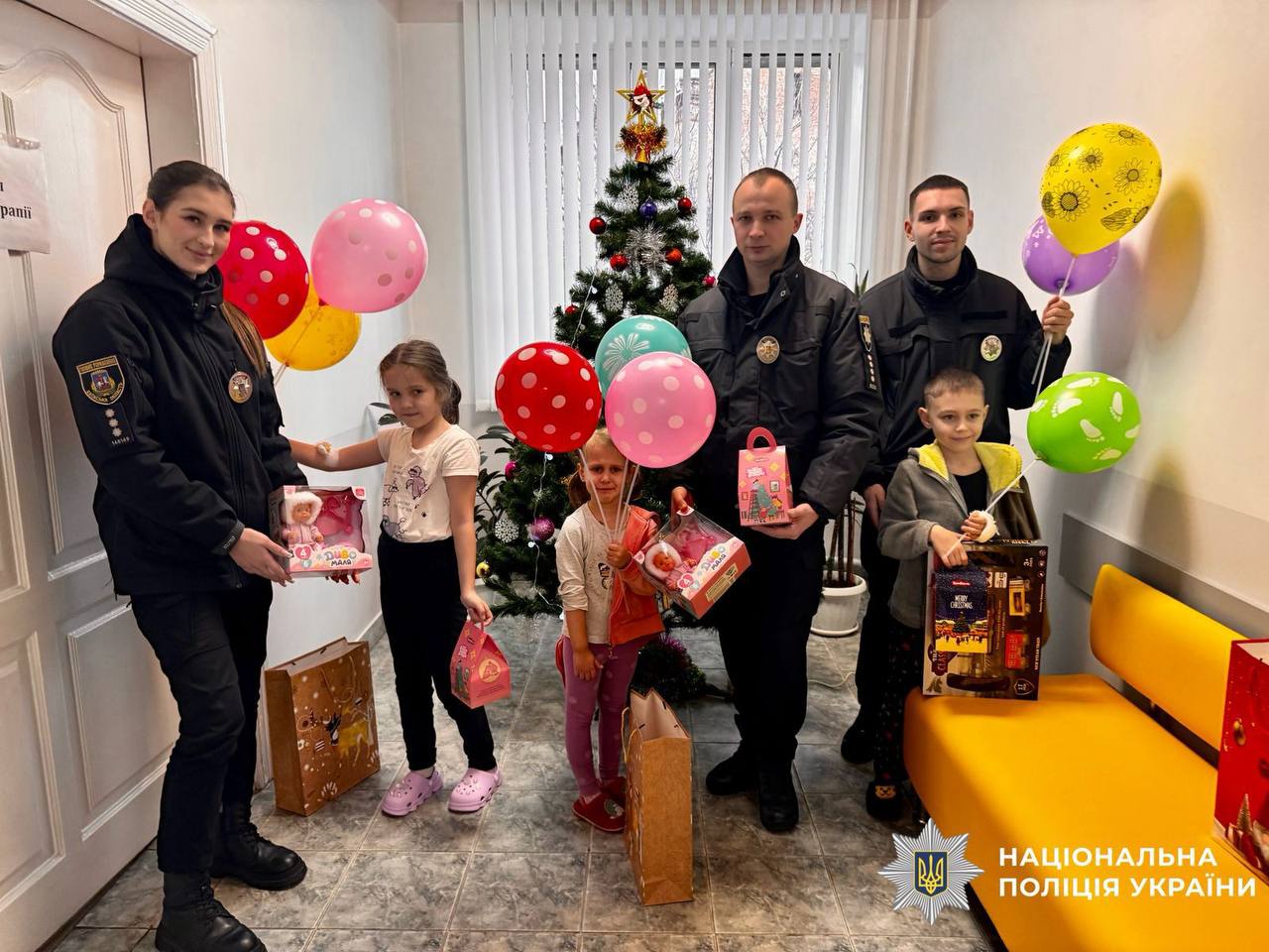 Поліцейські Київщини привітали дітей у лікарнях із Днем Святого Миколая
