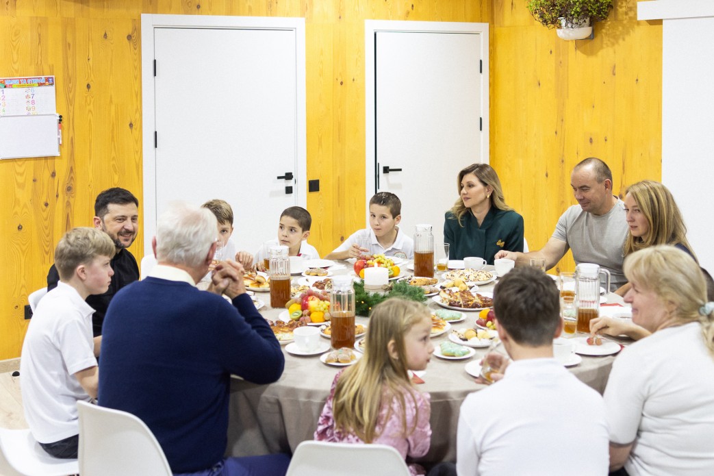Президент і перша леді зустрілися з великою прийомною родиною на Київщині
