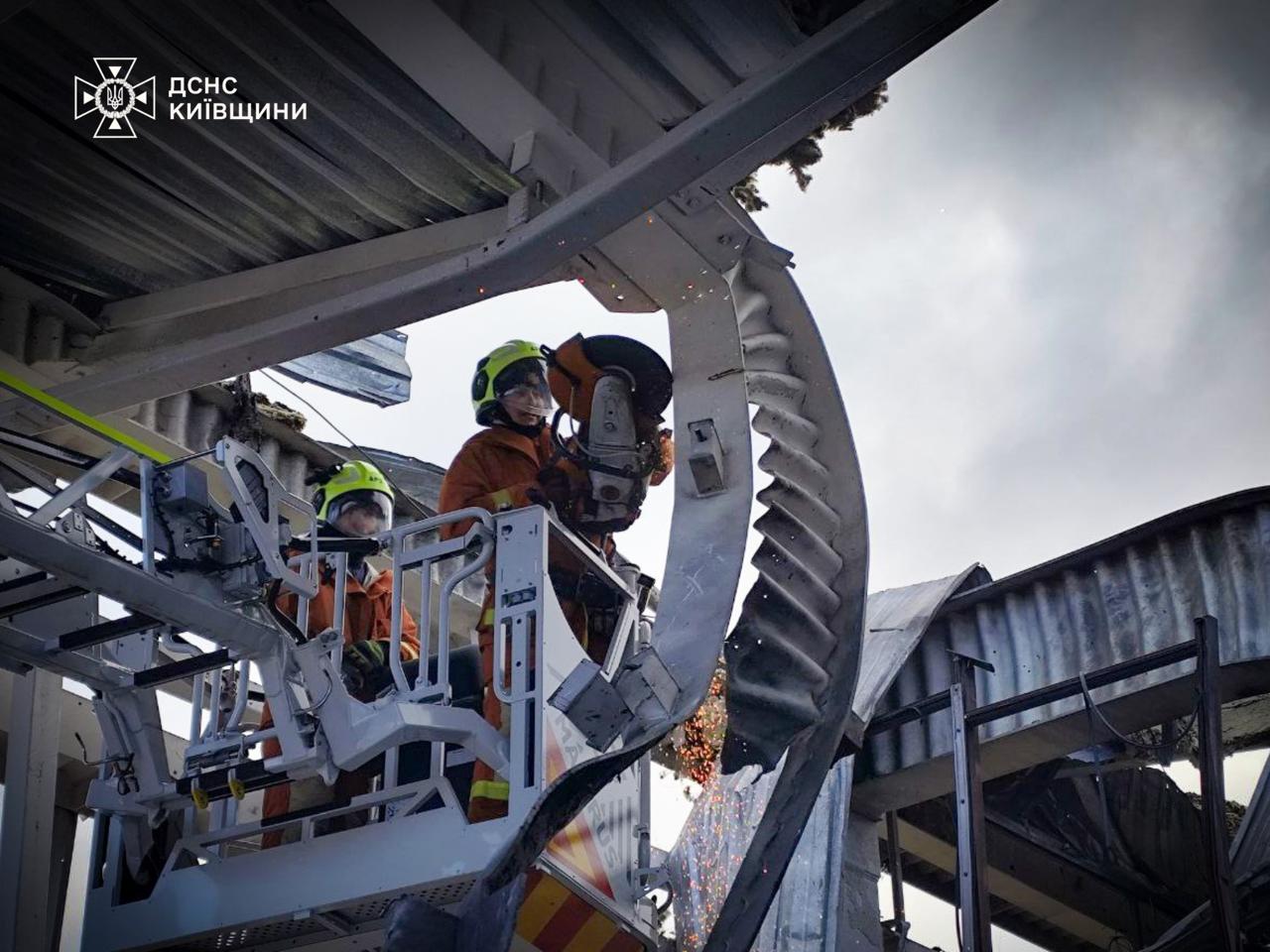 У трьох районах Київщини ліквідовано наслідки ворожого обстрілу - фото 3