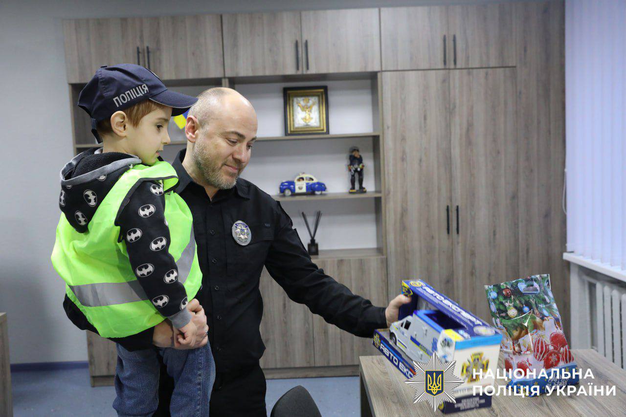 Новорічне диво: поліцейські Київщини здійснили мрію хлопчика - фото 2