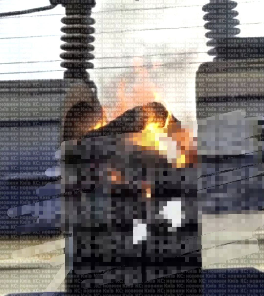 В Києві на даху електрички живцем згоріла людина. Фото 18+