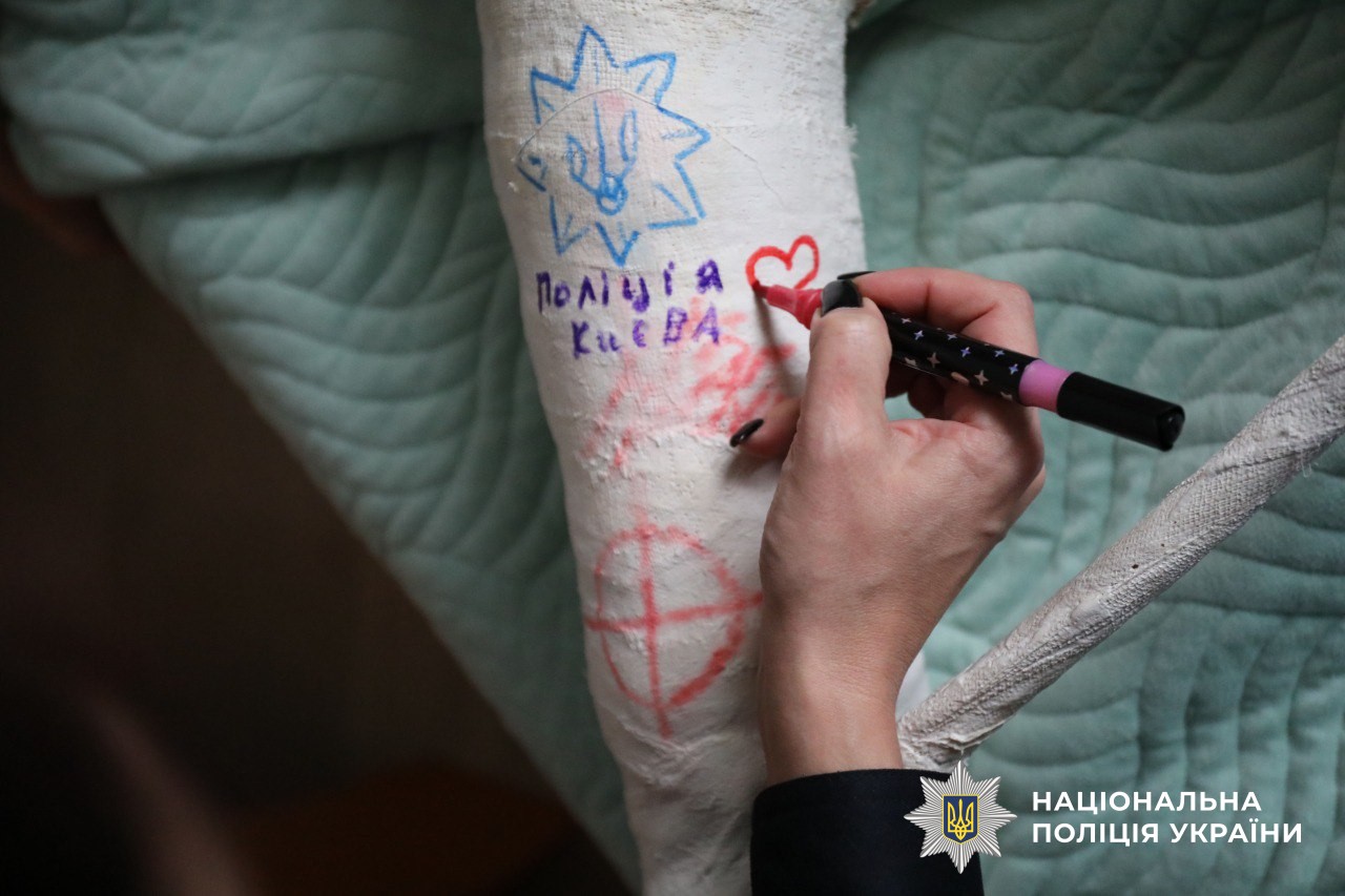 Столичні поліцейські привітали дітей своїх колег зі святом Миколая - фото 4