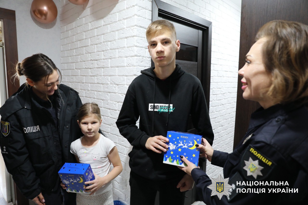 Столичні поліцейські привітали дітей своїх колег зі святом Миколая
