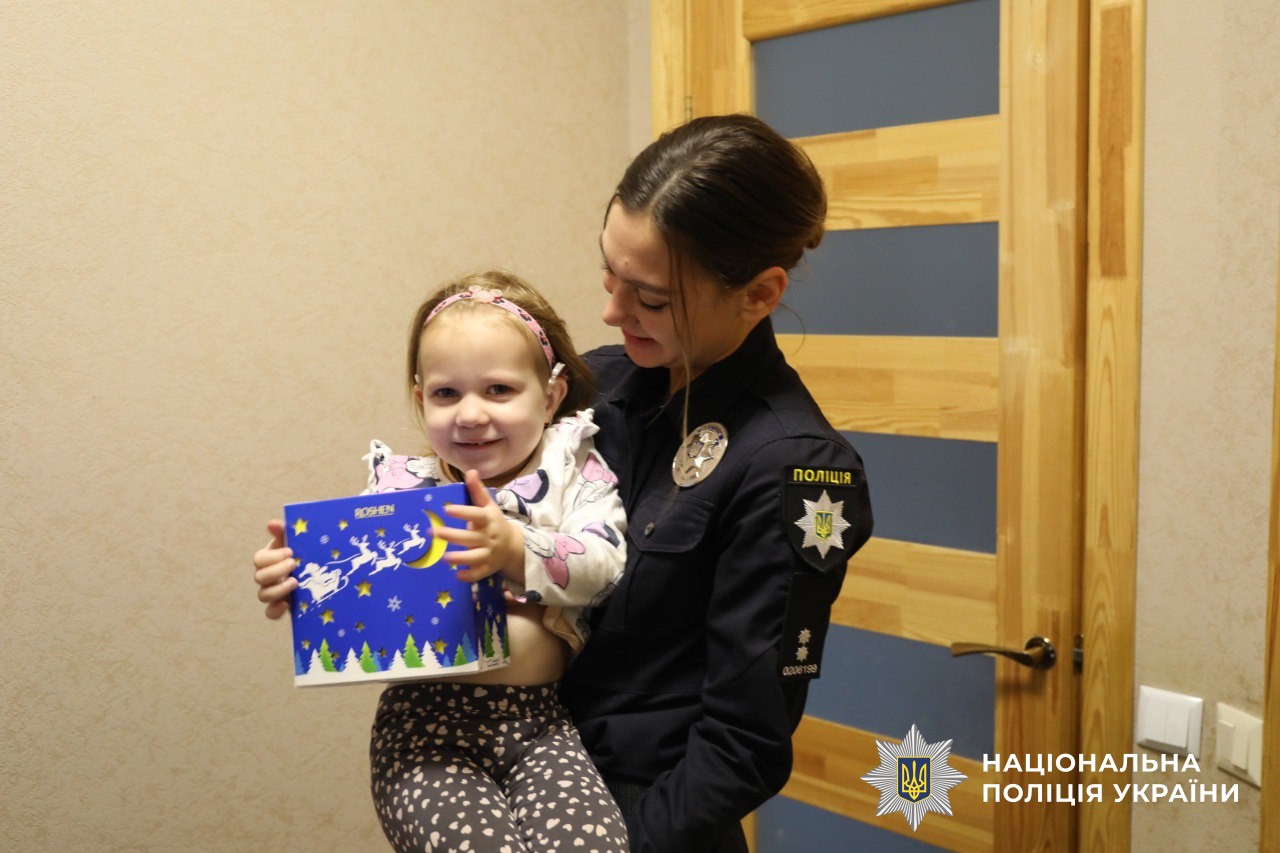 Столичні поліцейські привітали дітей своїх колег зі святом Миколая - фото 3
