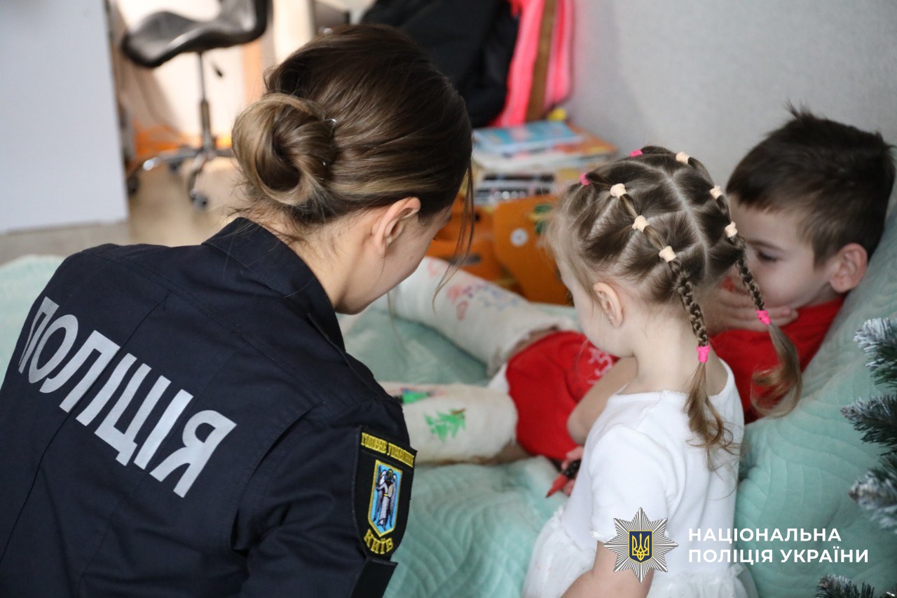 Столичні поліцейські привітали дітей своїх колег зі святом Миколая - фото 2