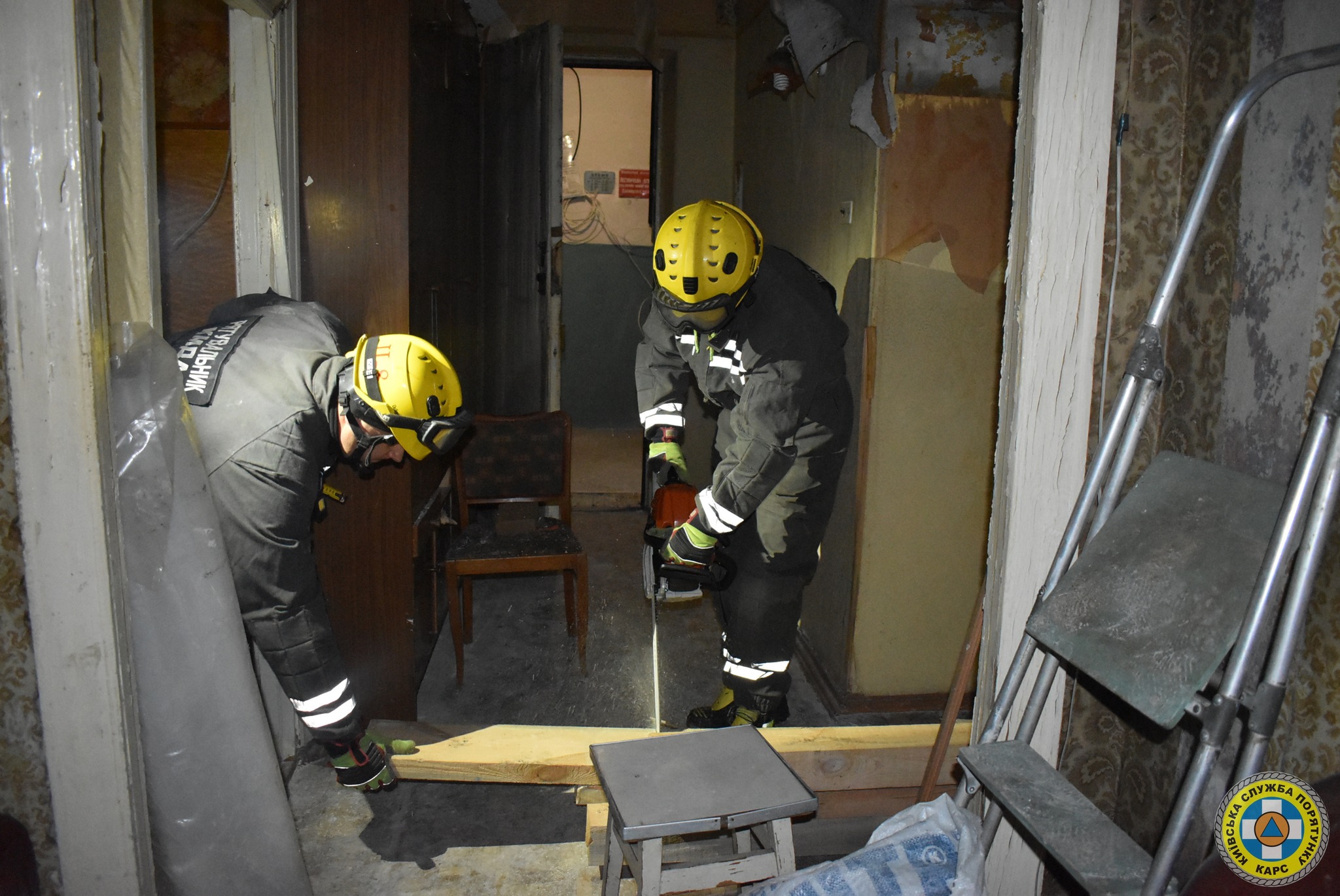 Рятувальники КАРС укріпили опорними стійками пошкоджений будинок в Києві - фото 2