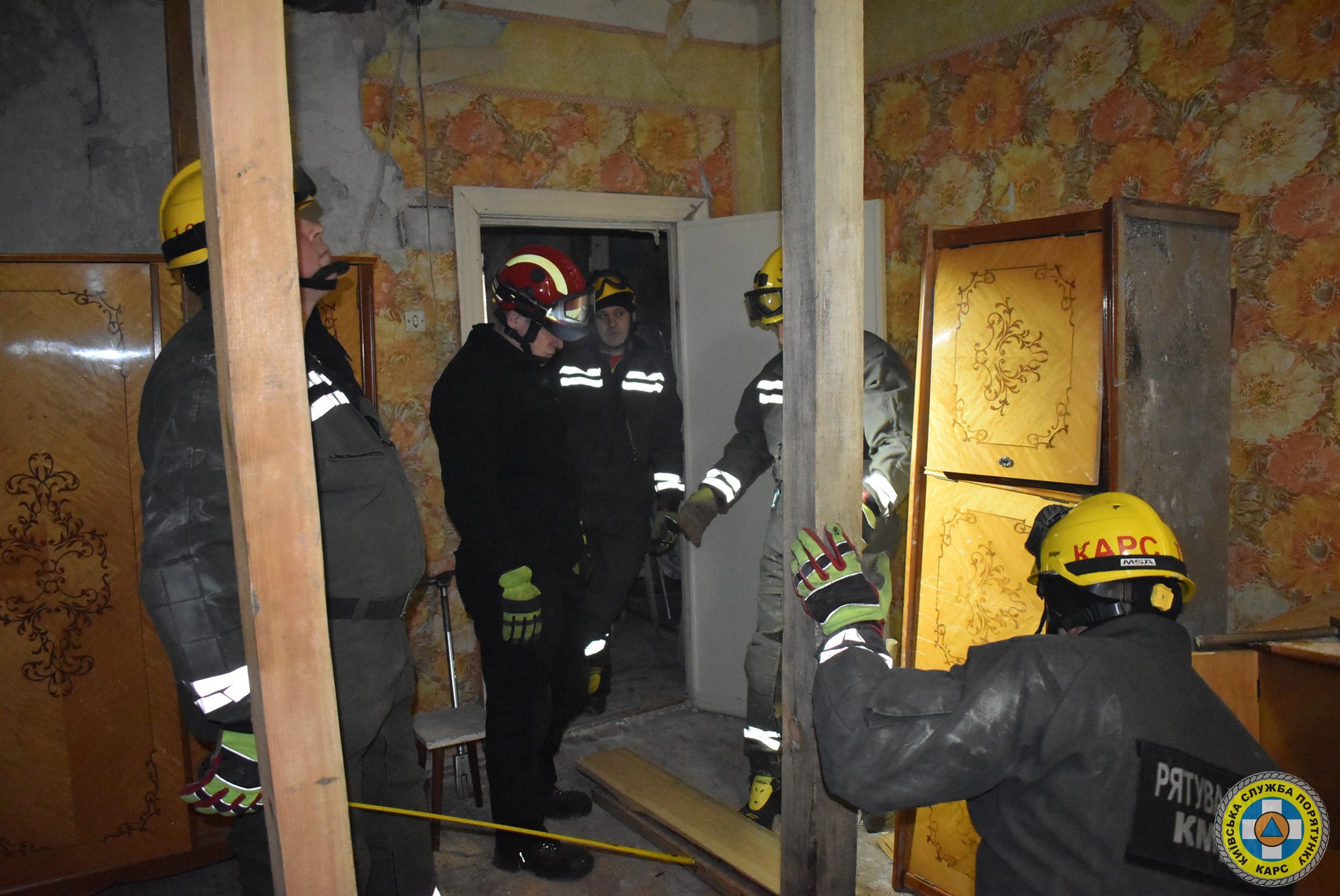 Рятувальники КАРС укріпили опорними стійками пошкоджений будинок в Києві - фото 3