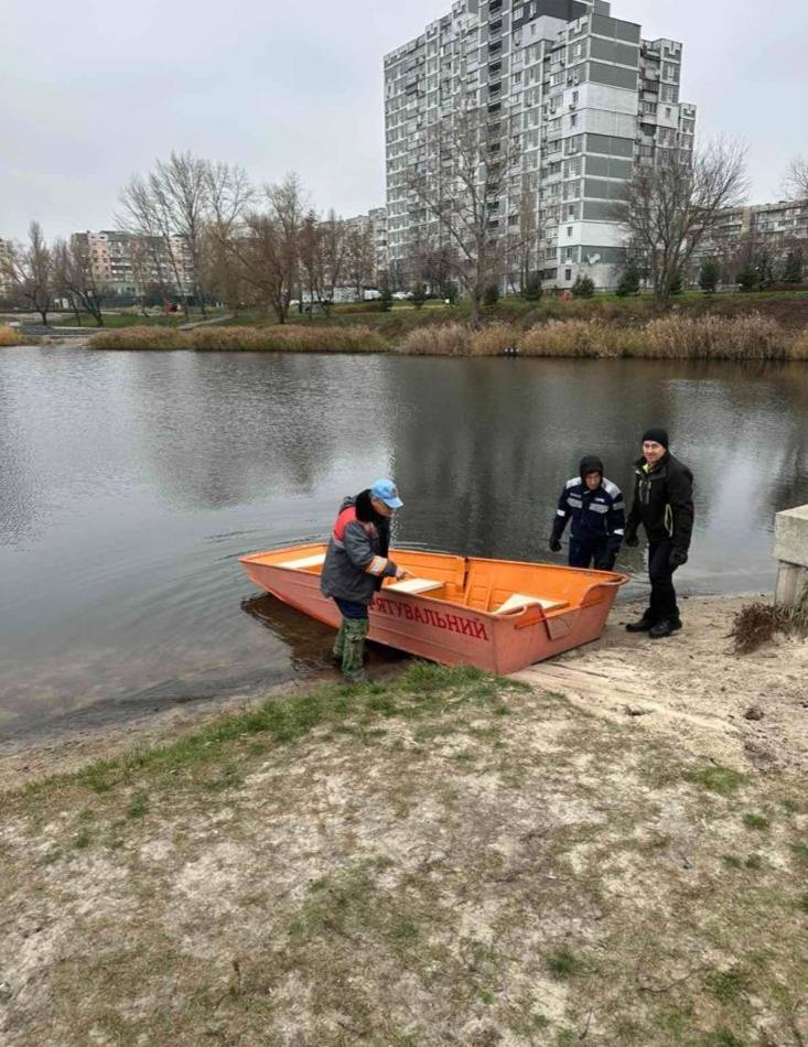 У столиці комунальники та громадські діячі рятують хрест на Йорданському озері