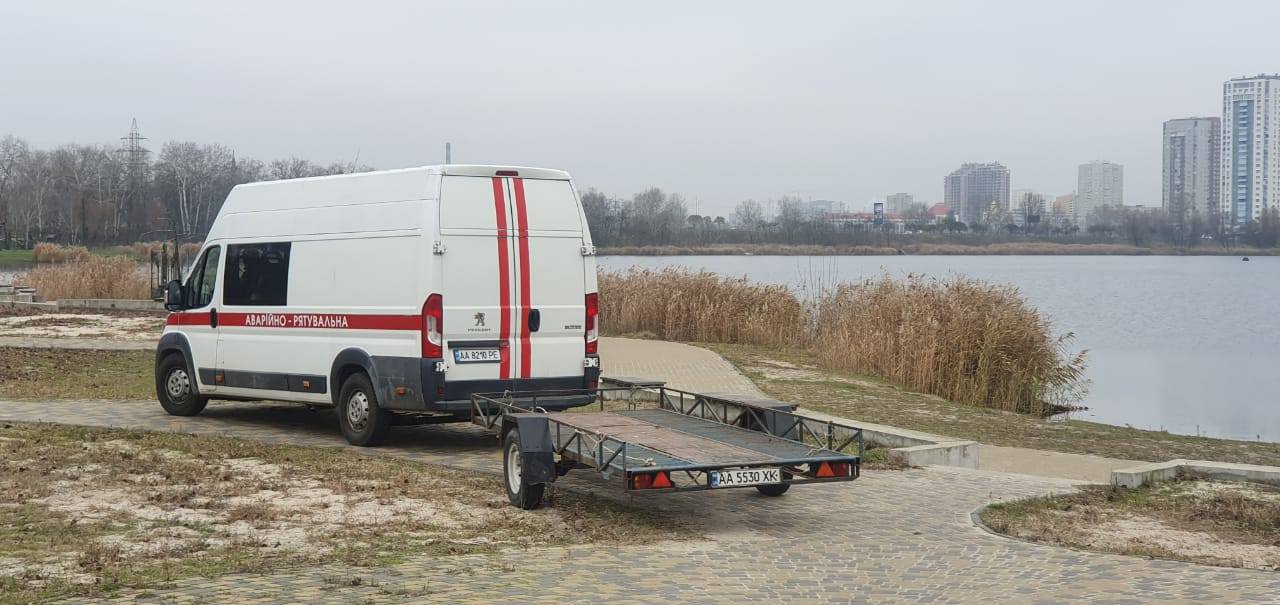 У столиці комунальники та громадські діячі рятують хрест на Йорданському озері - фото 2