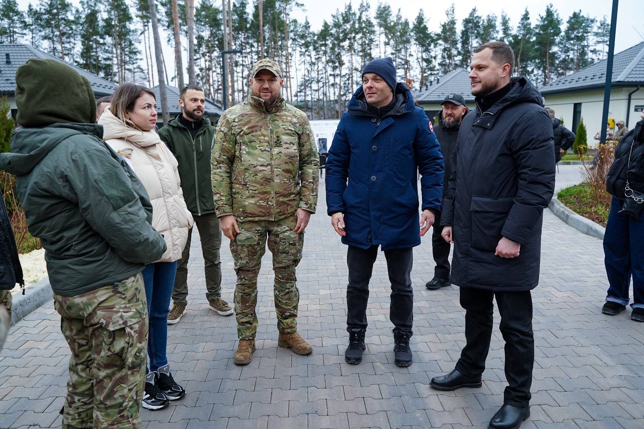 На Київщині ветеранам НГУ передали ключі від трьох нових будинків