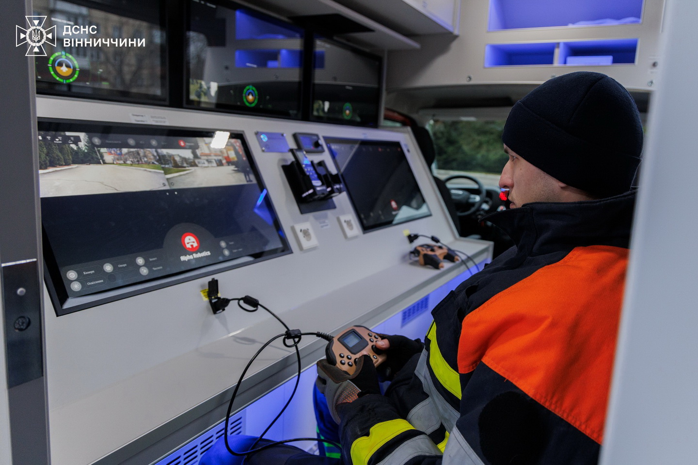 Вінницькі рятувальники отримали сучасного робота для пожежогасіння