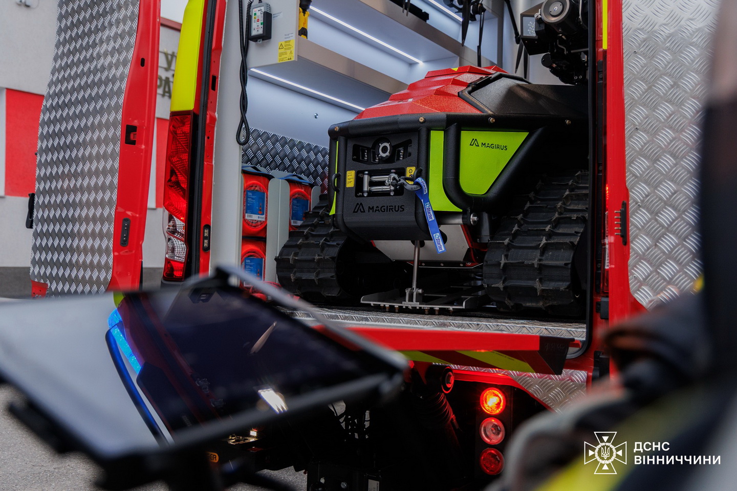 Вінницькі рятувальники отримали сучасного робота для пожежогасіння - фото 3