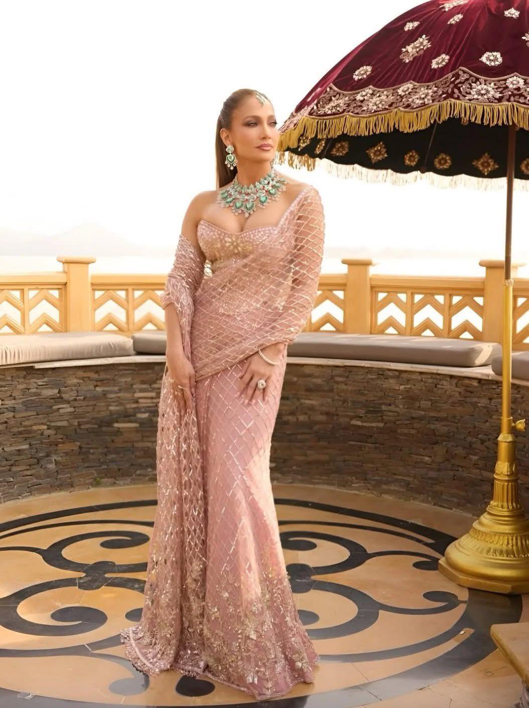 Дженніфер Лопес виступила на весіллі індійського мільярдера у вишуканому смарагдовому кольє вагою 168 карат