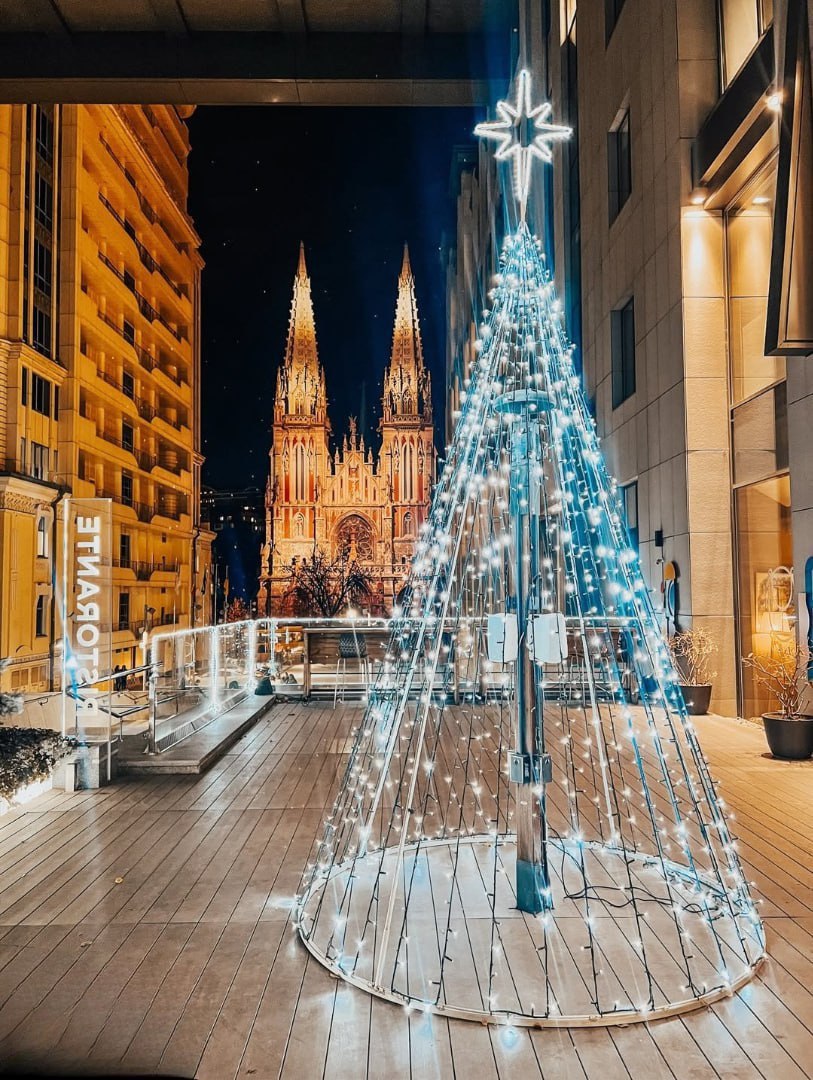 Біля Костелу святого Миколая в Києві встановили новорічну ялинку - фото 2