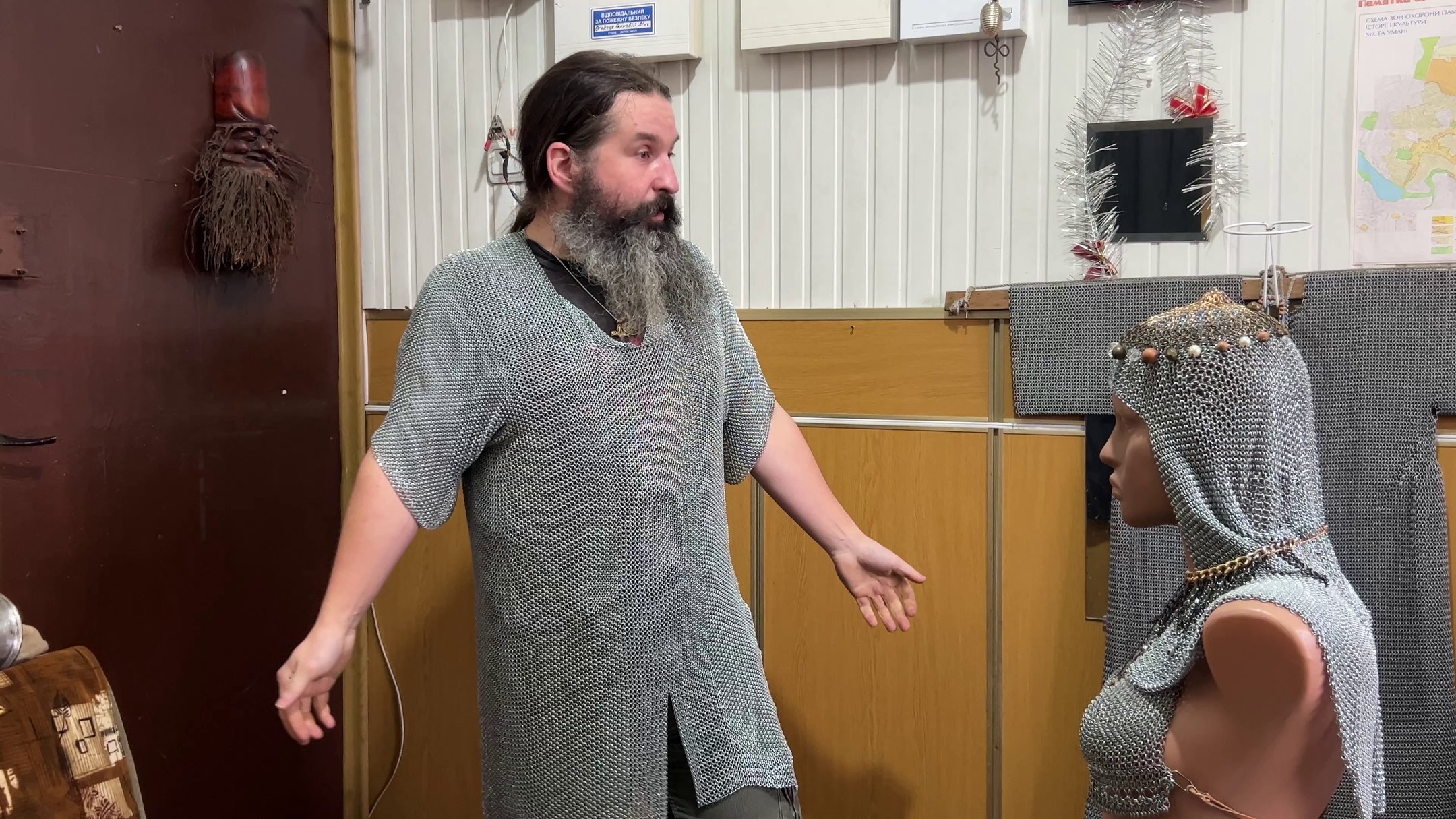 Майстер з Умані власноруч відтворює стародавні кольчуги та койфи