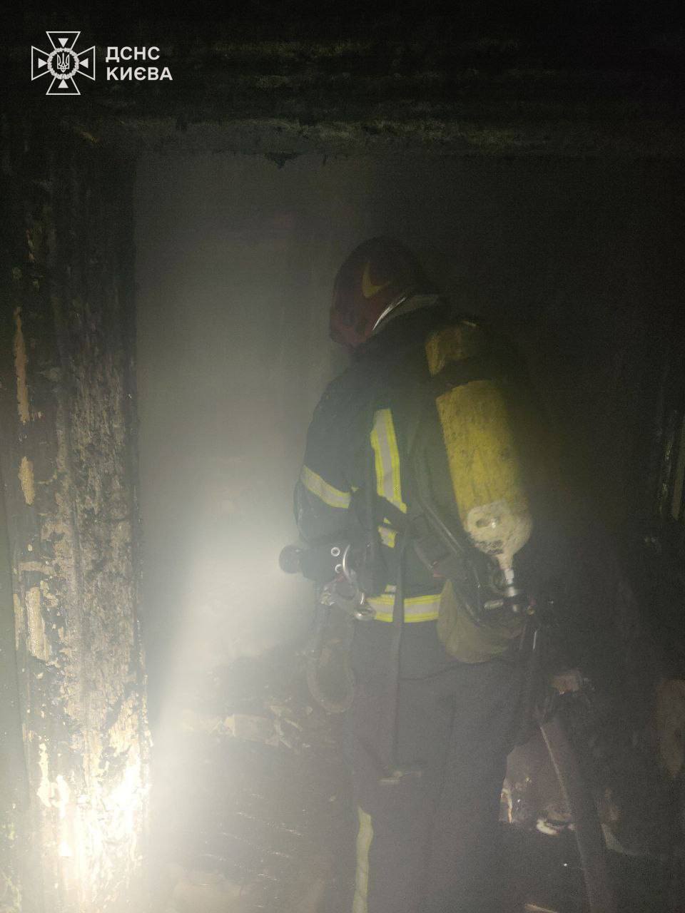 Пожежа в Києві: трьох людей евакуювали, одну — госпіталізували