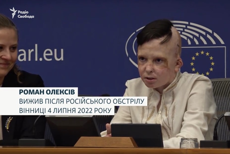 Перекладачка розплакалася від історії хлопчика, що вижив після удару по Вінниці