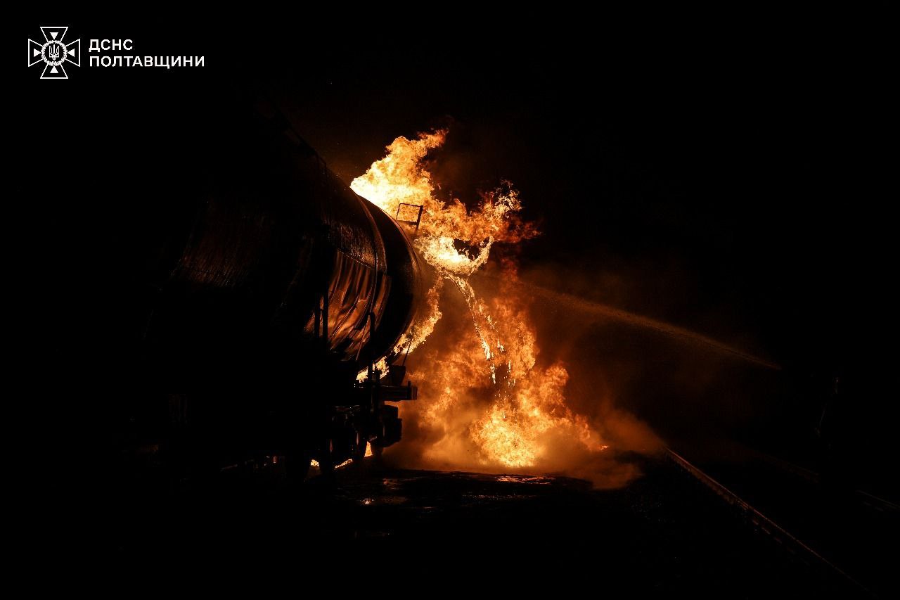 Масштабна пожежа виникла на Полтавщині внаслідок нічного обстрілу