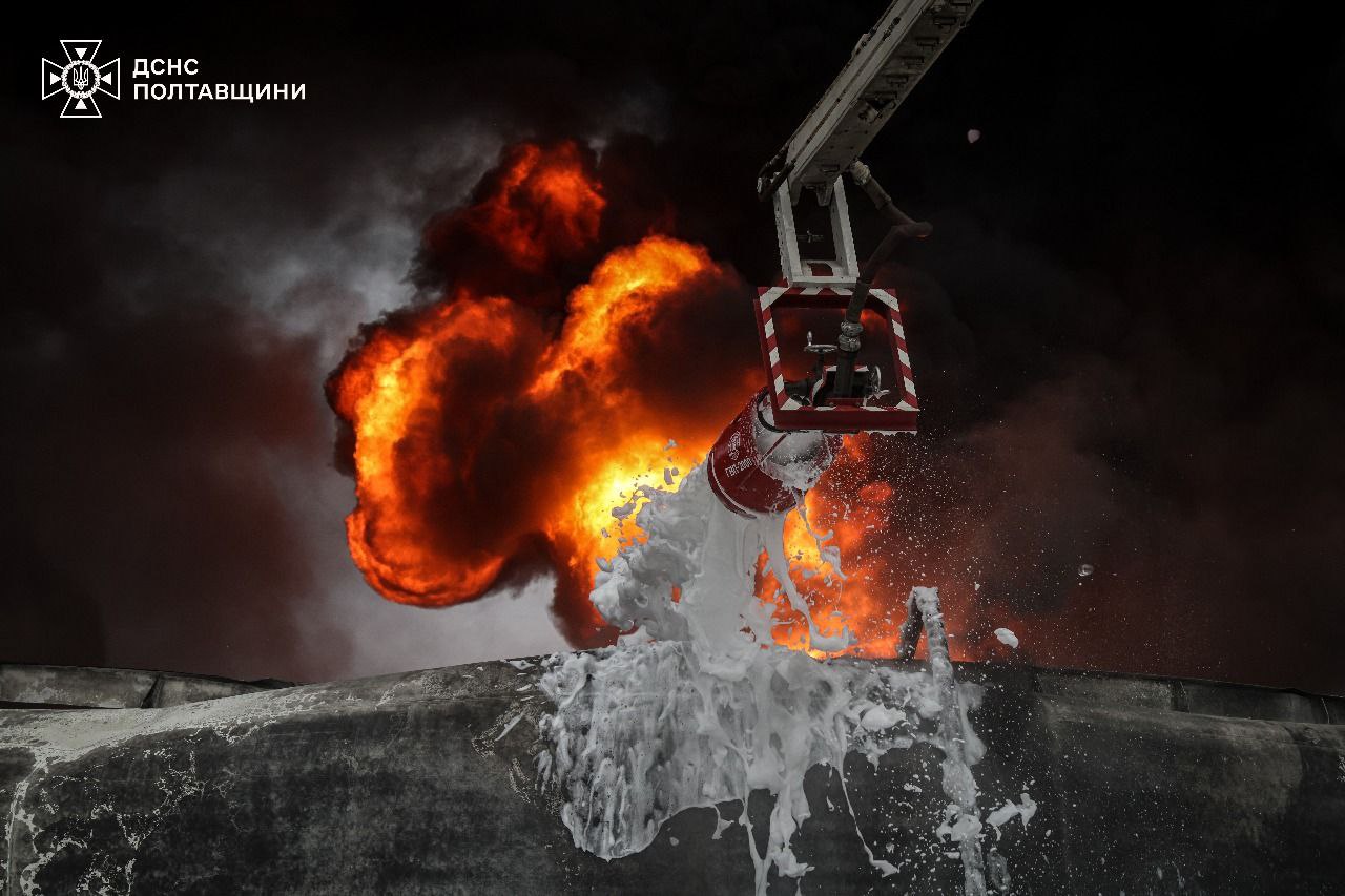 Масштабна пожежа виникла на Полтавщині внаслідок нічного обстрілу - фото 2