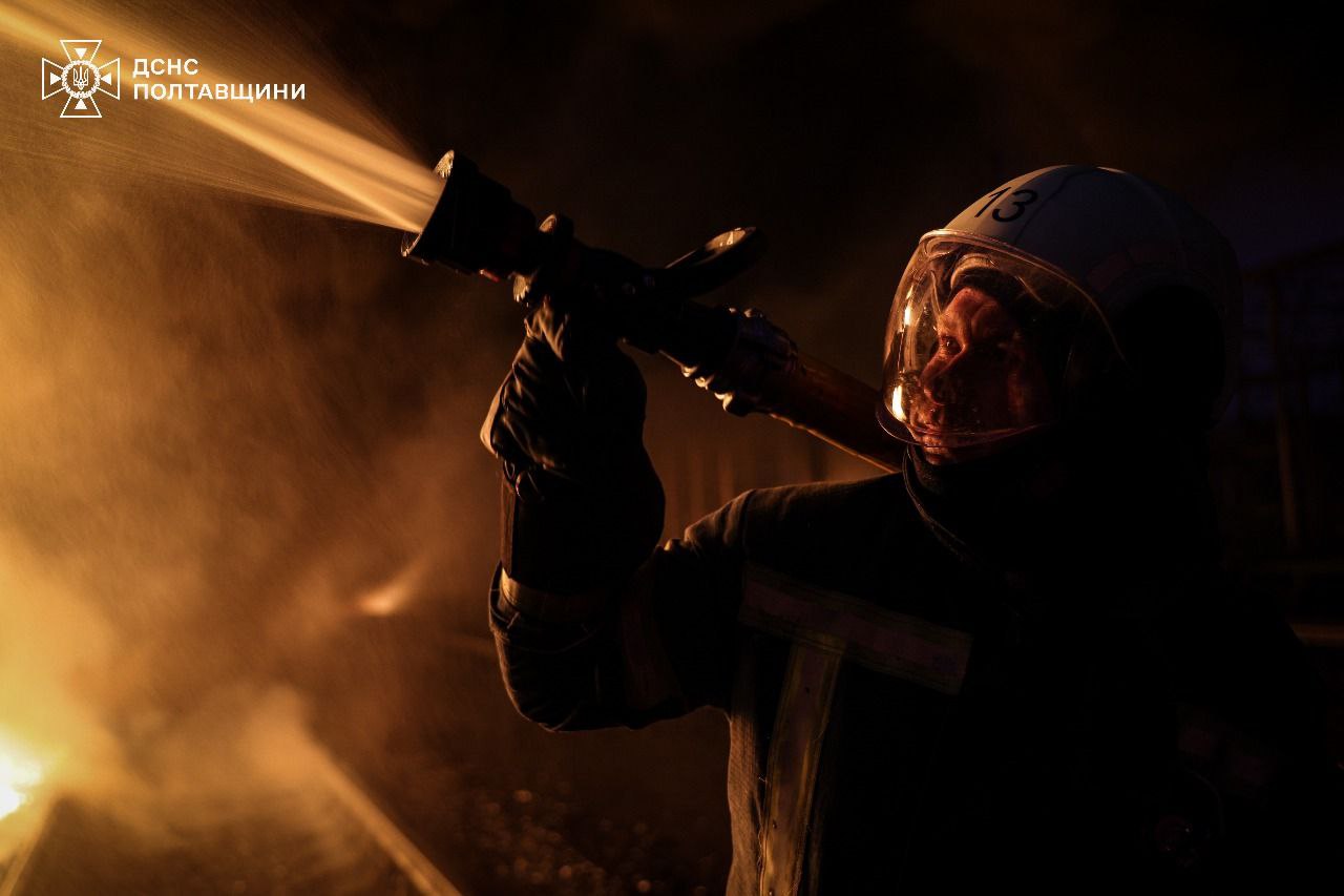Масштабна пожежа виникла на Полтавщині внаслідок нічного обстрілу - фото 3