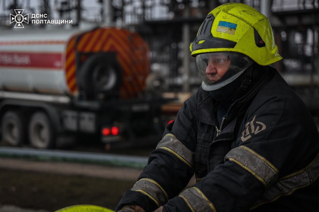 Масштабна пожежа виникла на Полтавщині внаслідок нічного обстрілу - фото 5