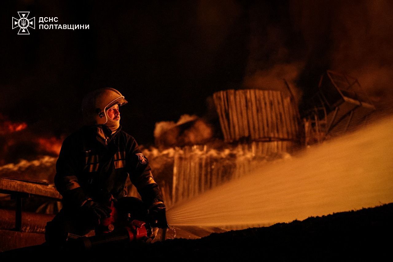 Масштабна пожежа виникла на Полтавщині внаслідок нічного обстрілу - фото 7