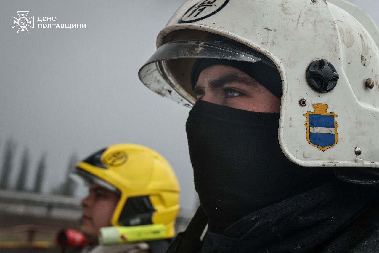 Масштабна пожежа виникла на Полтавщині внаслідок нічного обстрілу - фото 8