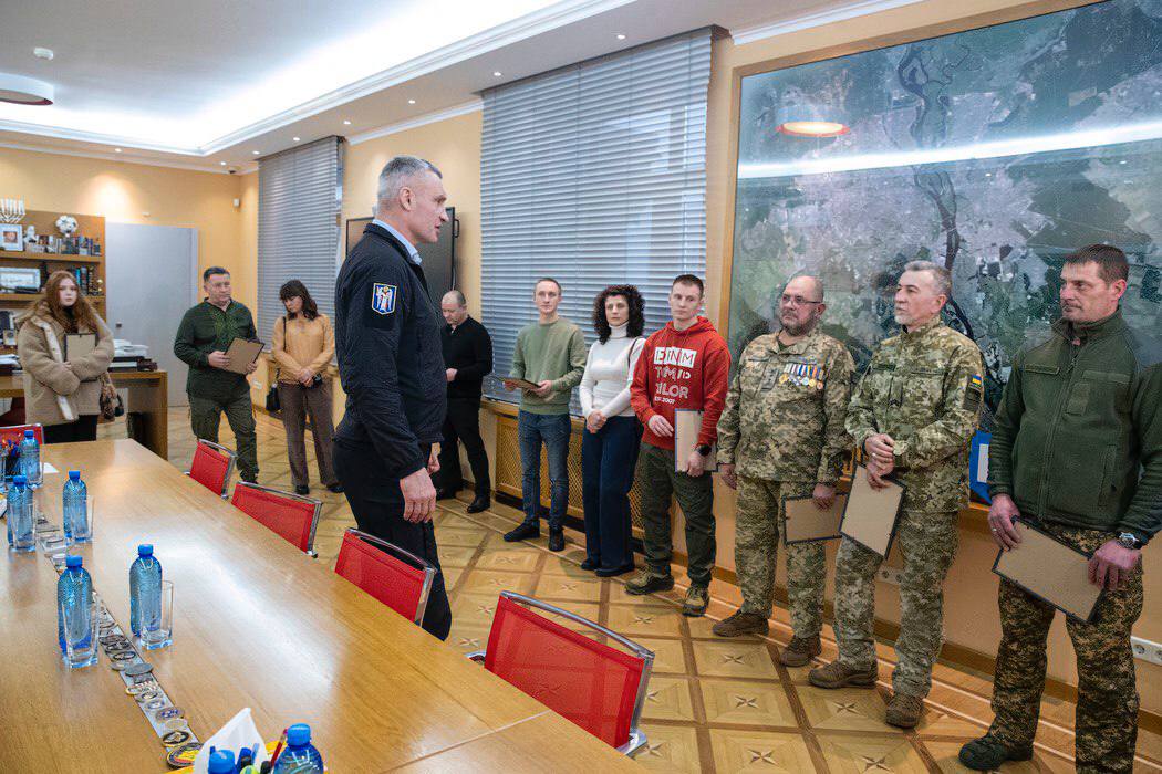 Кличко вручив ветеранам ще 10 ордерів на житло