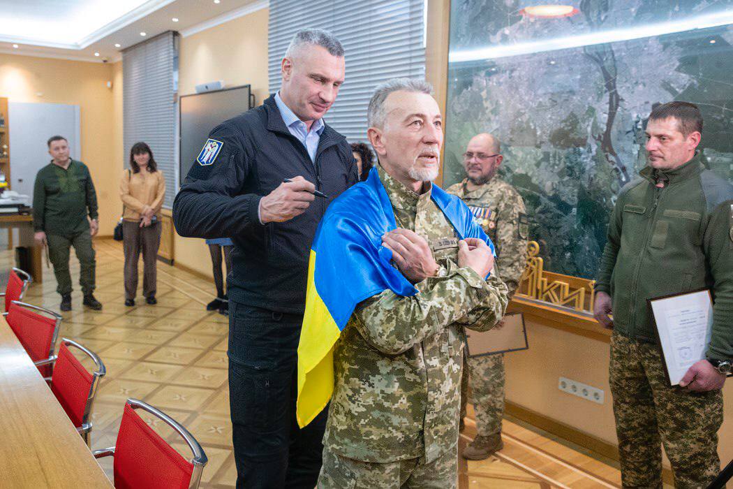 Кличко вручив ветеранам ще 10 ордерів на житло - фото 2