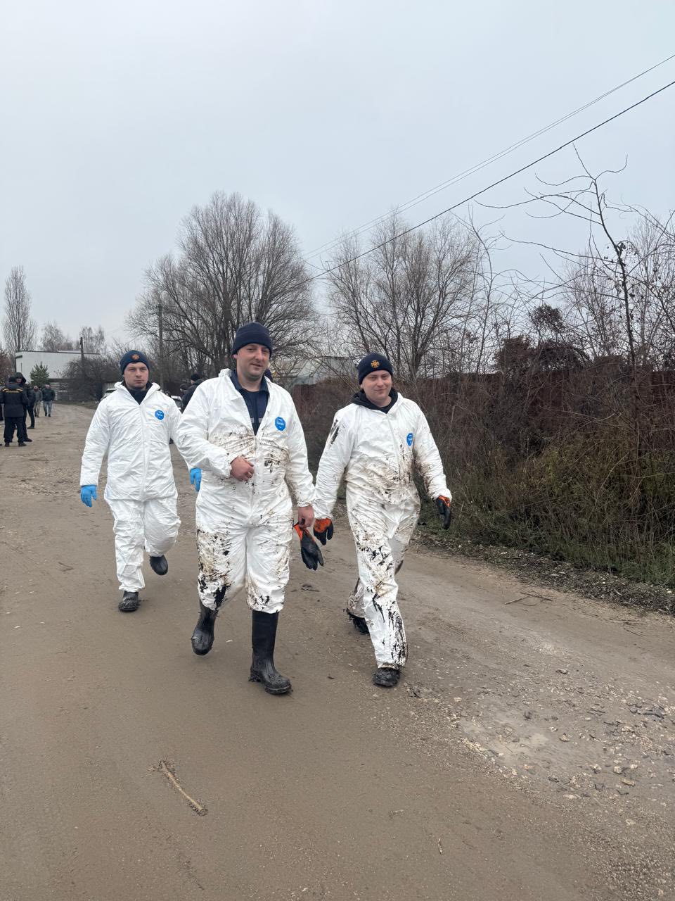 У Ладижині очищають водосховище: дістали вже 10 тонн мазути - фото 8
