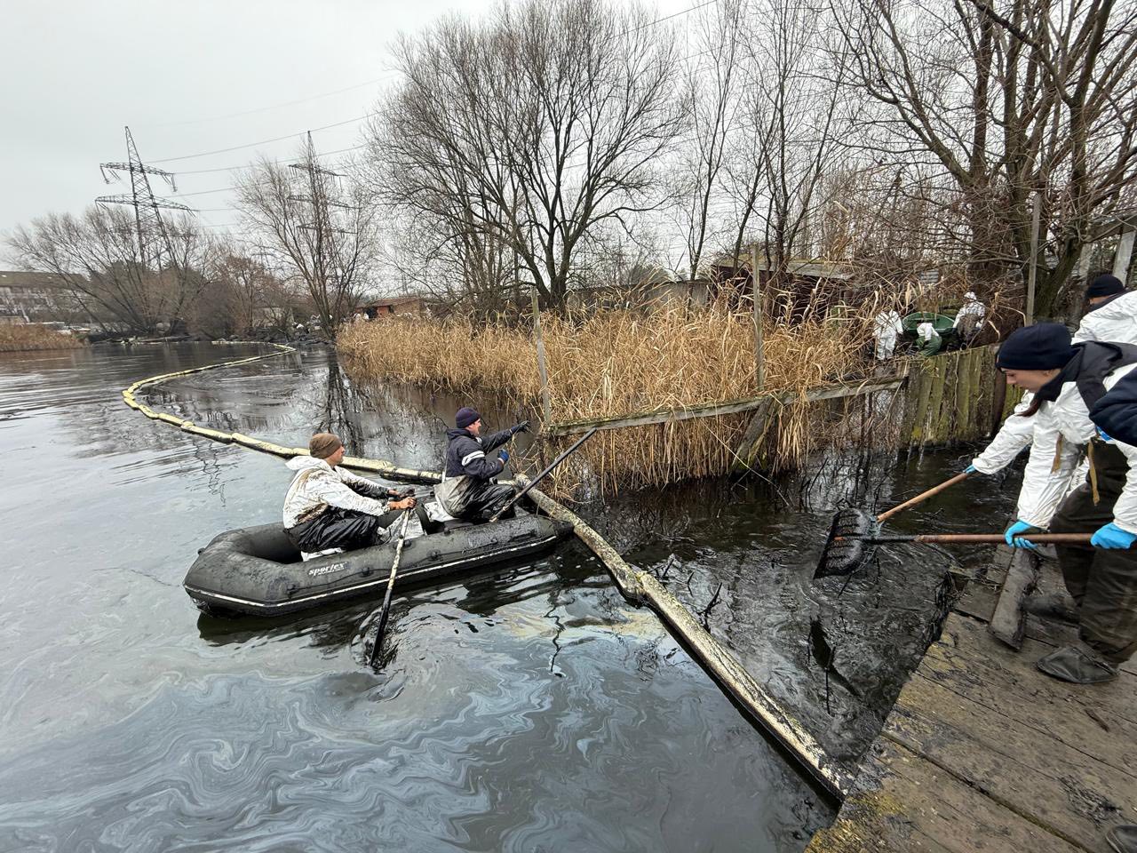 У Ладижині очищають водосховище: дістали вже 10 тонн мазути - фото 2