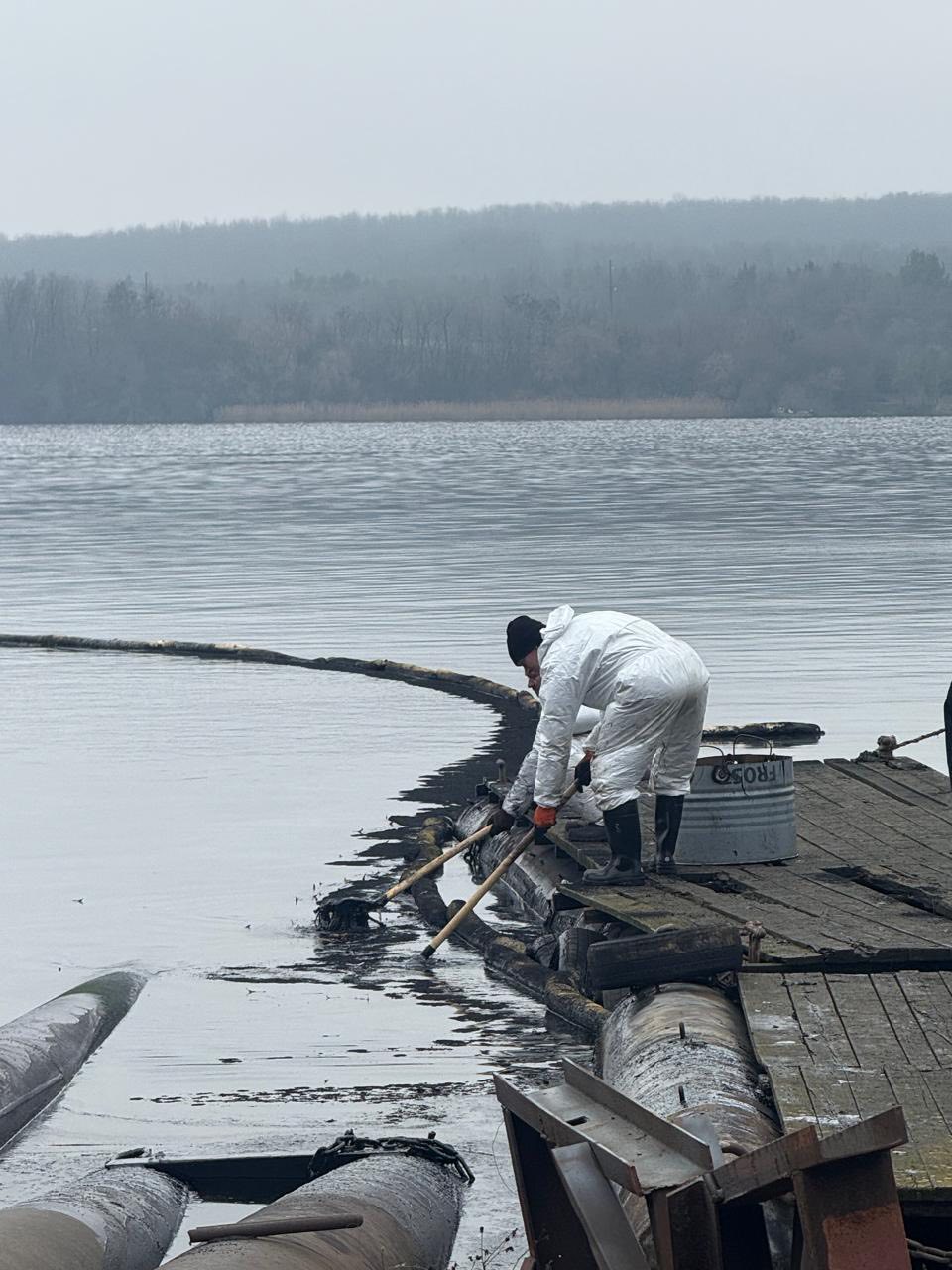 У Ладижині очищають водосховище: дістали вже 10 тонн мазути - фото 3