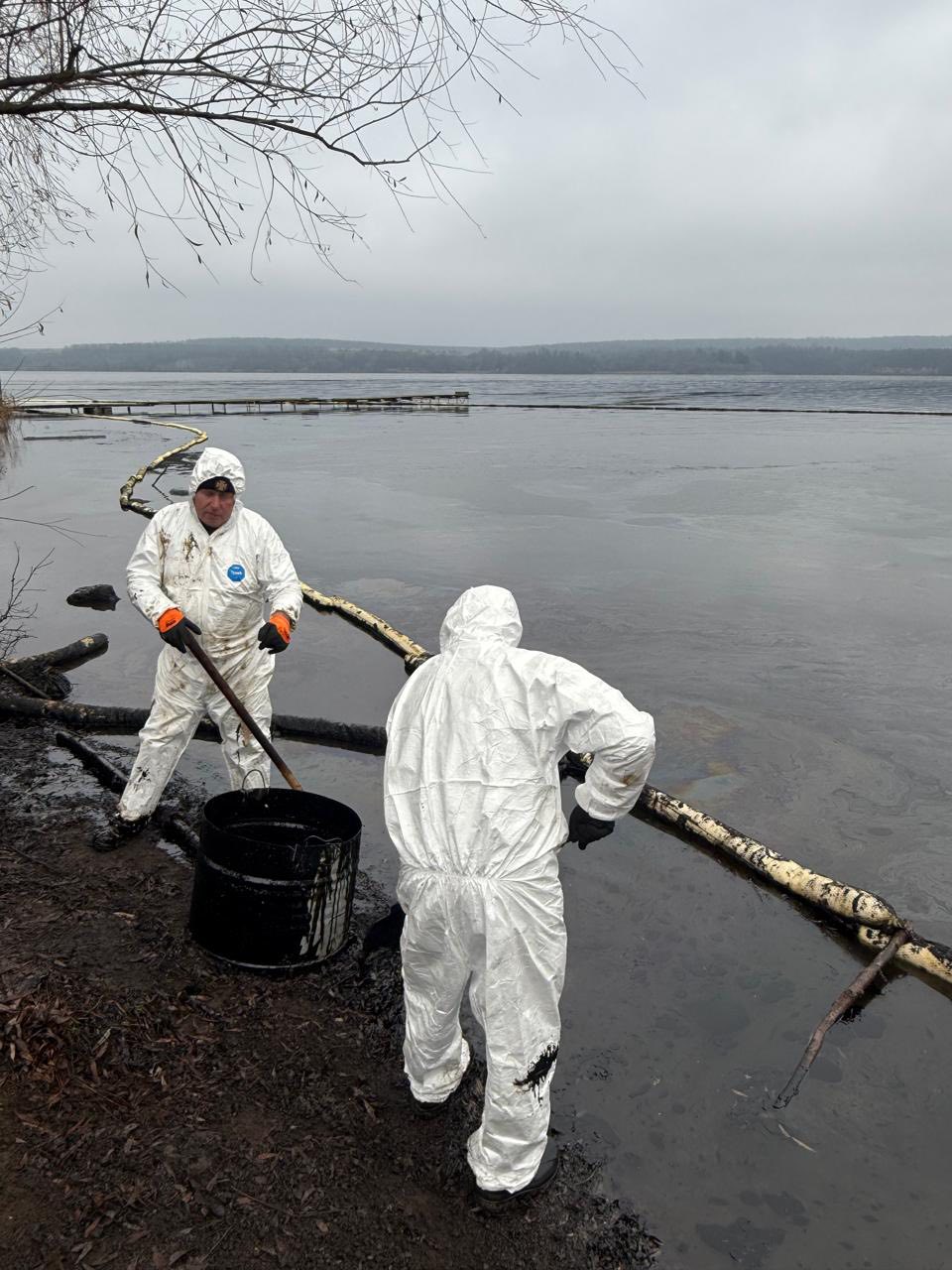 У Ладижині очищають водосховище: дістали вже 10 тонн мазути - фото 4