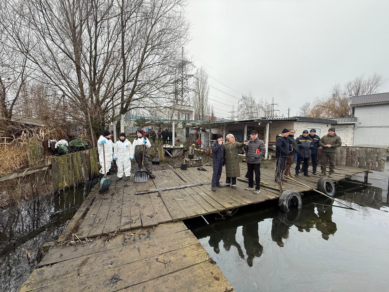 У Ладижині очищають водосховище: дістали вже 10 тонн мазути - фото 6