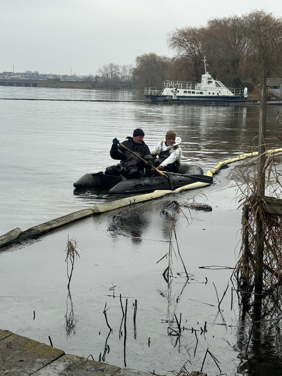 У Ладижині очищають водосховище: дістали вже 10 тонн мазути - фото 5