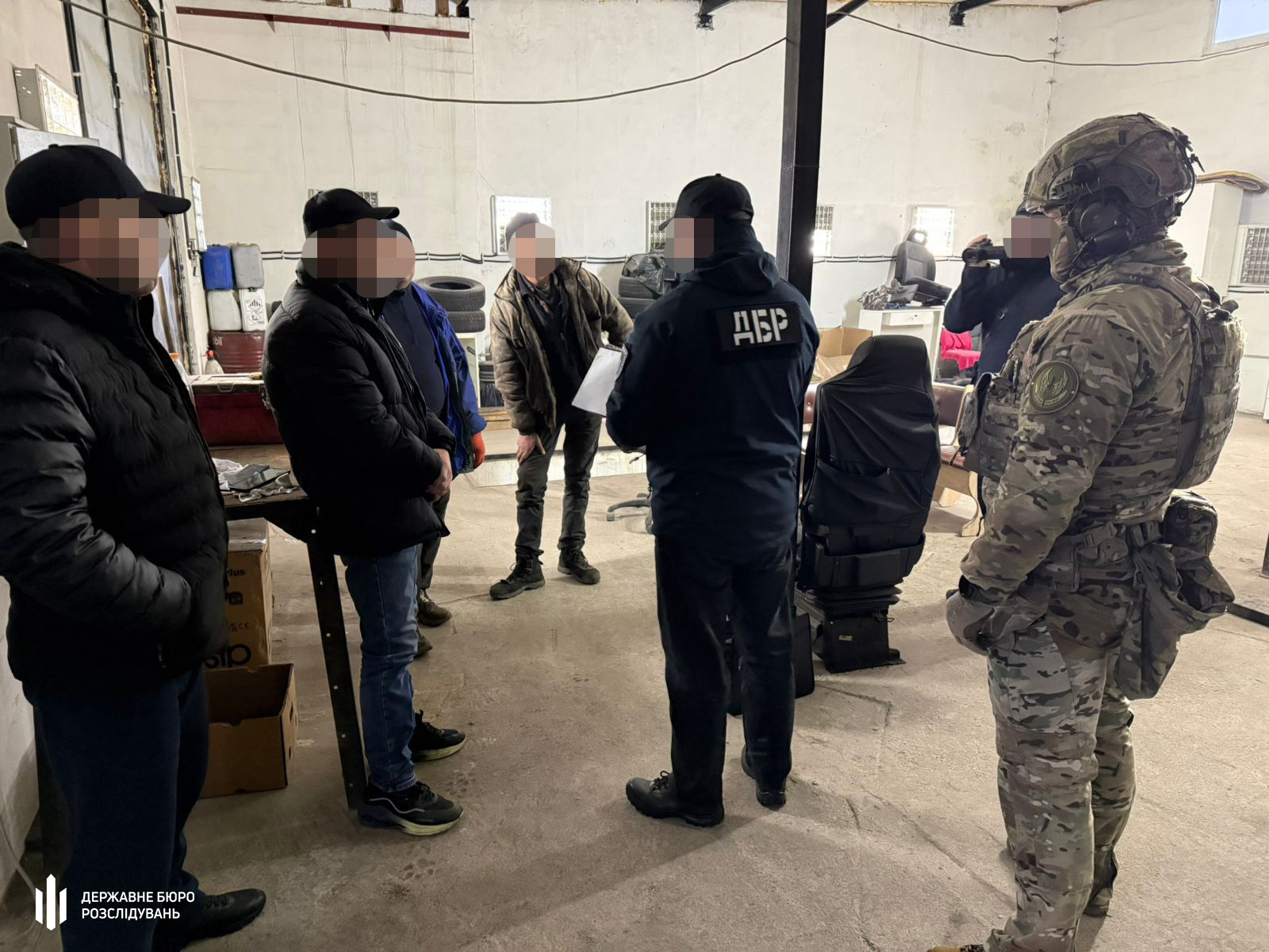 Посадовці військової частини відправляли підлеглих працювати на СТО