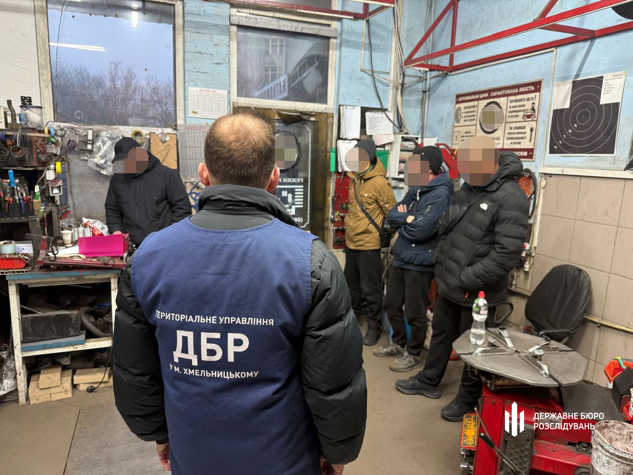 Посадовці військової частини відправляли підлеглих працювати на СТО - фото 2