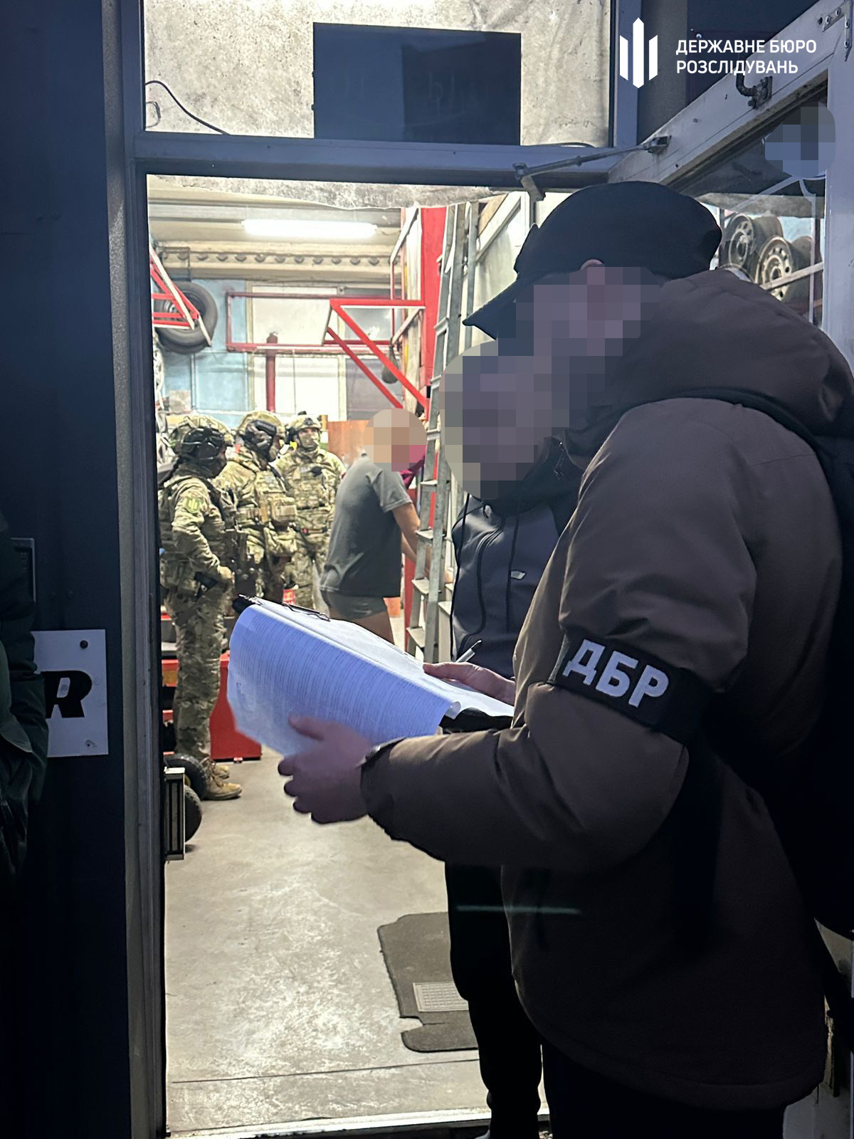 Посадовці військової частини відправляли підлеглих працювати на СТО - фото 3