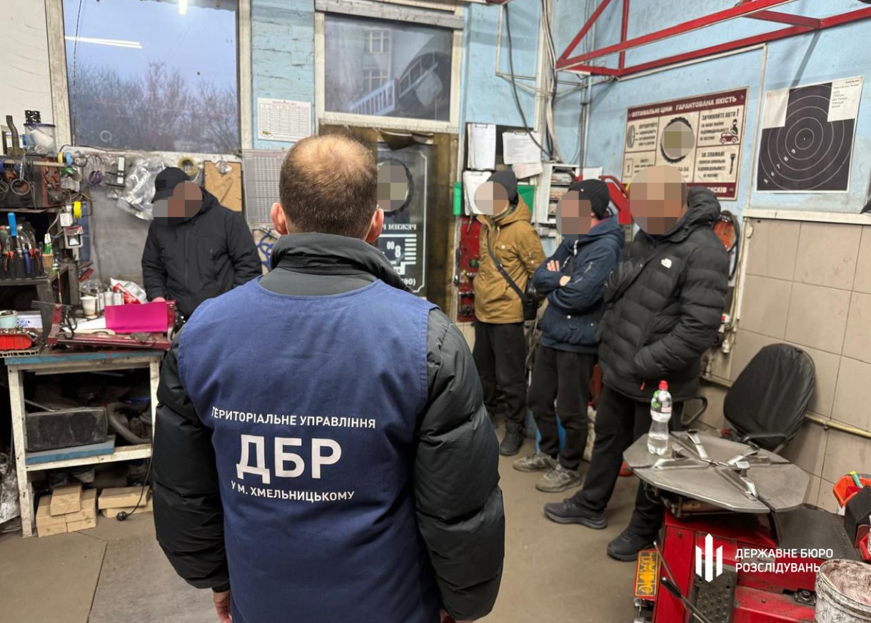 Посадовці військової частини з Хмельниччини відправляли військових працювати на СТО