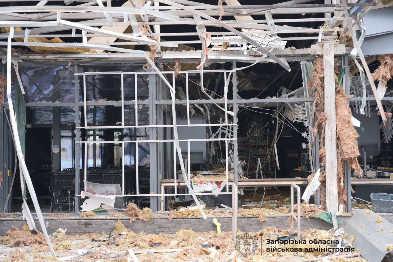 Армія РФ вдарила по «АТБ» в Запоріжжі – є поранені - фото 2