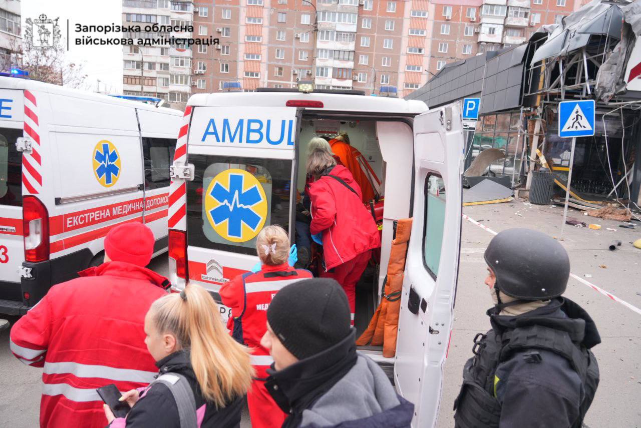 Армія РФ вдарила по «АТБ» в Запоріжжі – є поранені - фото 4