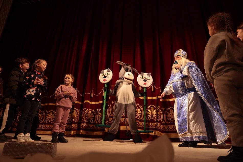 У вінницькому театрі влаштували новорічне свято для дітей - фото 9