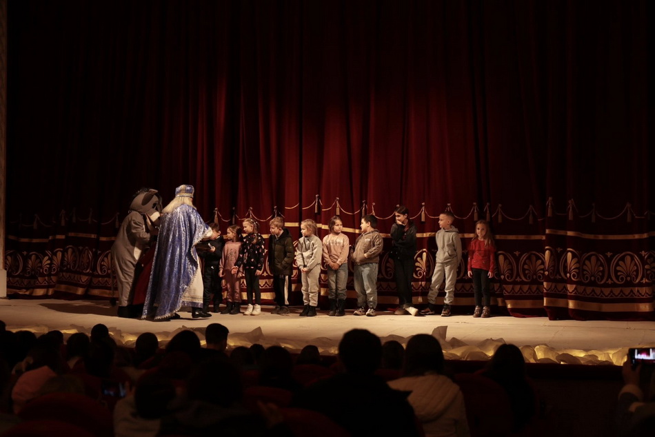 У вінницькому театрі влаштували новорічне свято для дітей - фото 11