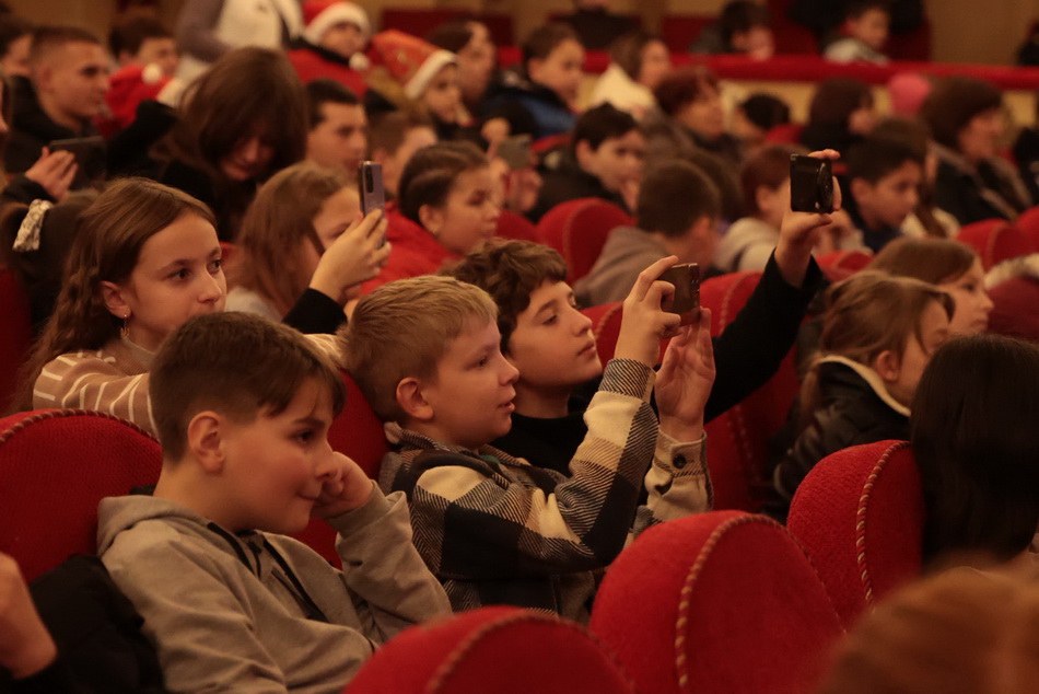 У вінницькому театрі влаштували новорічне свято для дітей - фото 13