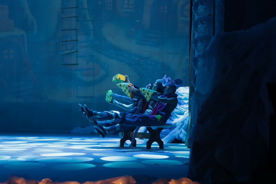 У вінницькому театрі влаштували новорічне свято для дітей - фото 15